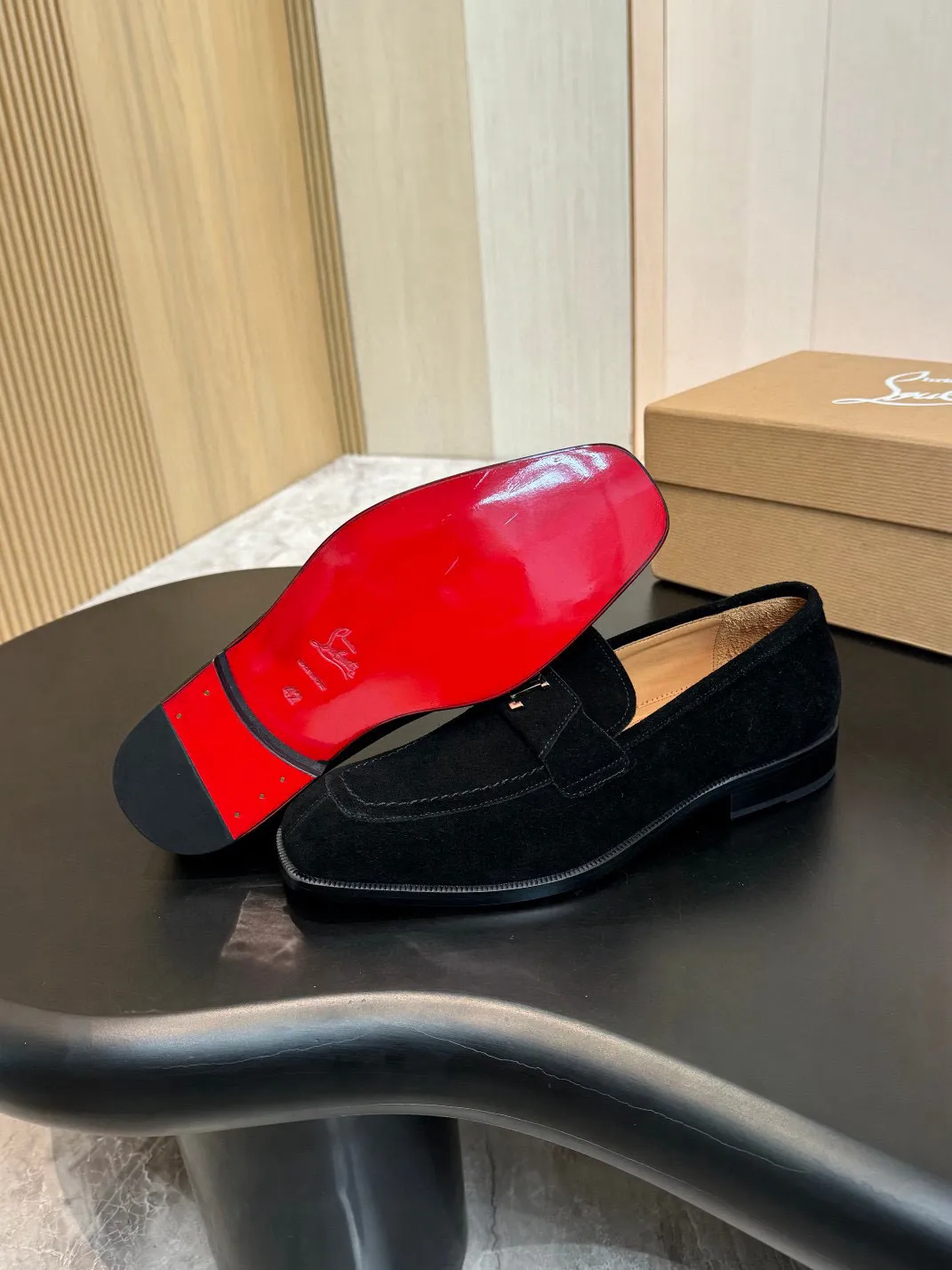 💰960 Christia*.Loubouti*🆑High-end men’s business formal leather shoes｜Classic red-soled shoes｜Original imported first-layer cowhide｜Iconic rivet decoration｜Water-dyed cowhide lining｜Italian imported red cowhide outsole｜High-end luxury｜Perfect interpretation of fashion, sunshine, style, suitable for various occasions Size: 39-44 (customized at 38.45.46)✅